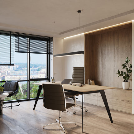Suspension barre linéaire noire dans un bureau face à une baie vitrée avec vue sur la ville
