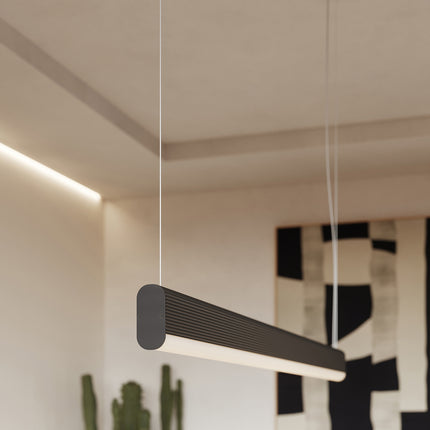 Suspension barre linéaire noire vue rapprochée dans un intérieur contemporain épuré