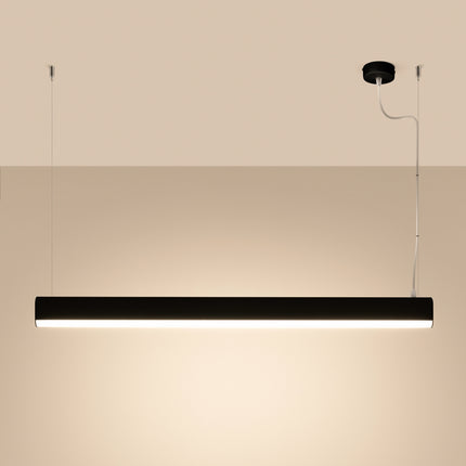 Suspension barre linéaire noire allumée diffusant une lumière neutre et homogène