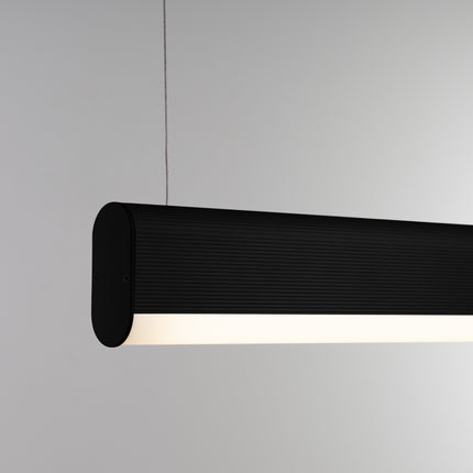 Gros plan de l'embout arrondi et de la face lumineuse de la suspension barre noire
