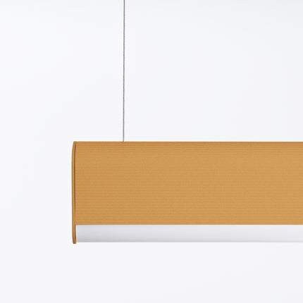 Détail de la surface striée en aluminium doré de la suspension barre linéaire