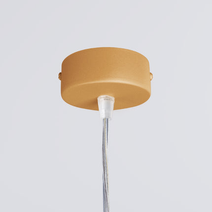 Rosace ronde dorée au plafond et câble de suspension de la barre linéaire