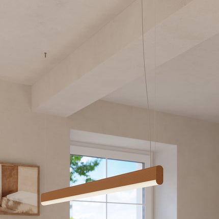 Suspension barre linéaire dorée vue rapprochée près d'une fenêtre dans un intérieur clair