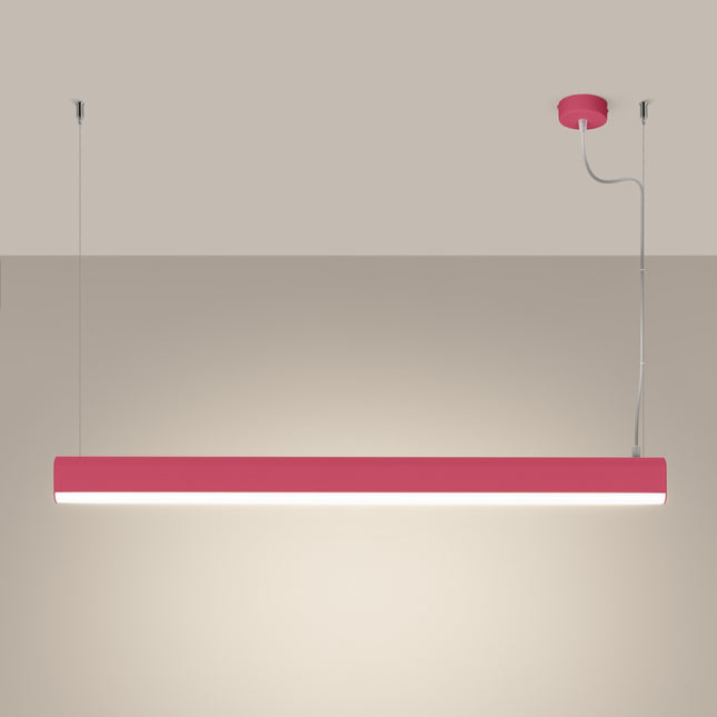 Suspension barre linéaire rose allumée diffusant une lumière neutre et homogène