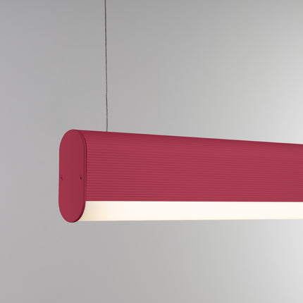 Gros plan de l'embout arrondi et de la face lumineuse de la suspension barre rose