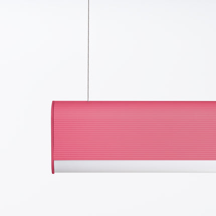 Détail de la surface striée en aluminium rose de la suspension barre linéaire