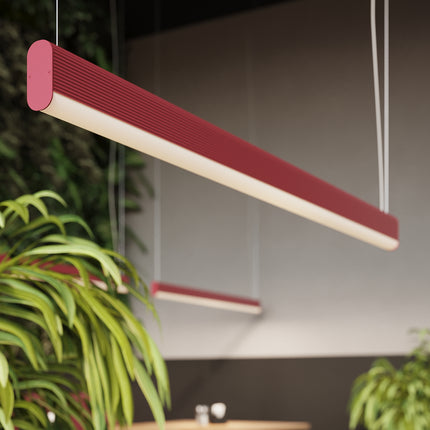 Suspension barre linéaire rose vue rapprochée dans un espace végétalisé au design soigné