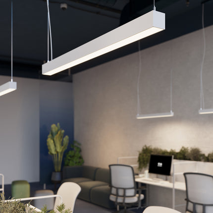 Suspension barre moderne LED blanche 118 cm allumée au-dessus d'un poste de travail