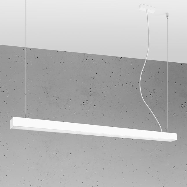 Suspension barre moderne LED blanche 118 cm allumée, profil aluminium sur un mur de béton