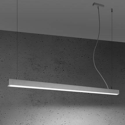 Suspension barre moderne LED blanche 118 cm allumée de profil sur un mur de béton