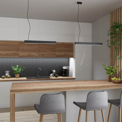 Suspensions barre moderne LED noires au-dessus d'un îlot de cuisine contemporain en bois