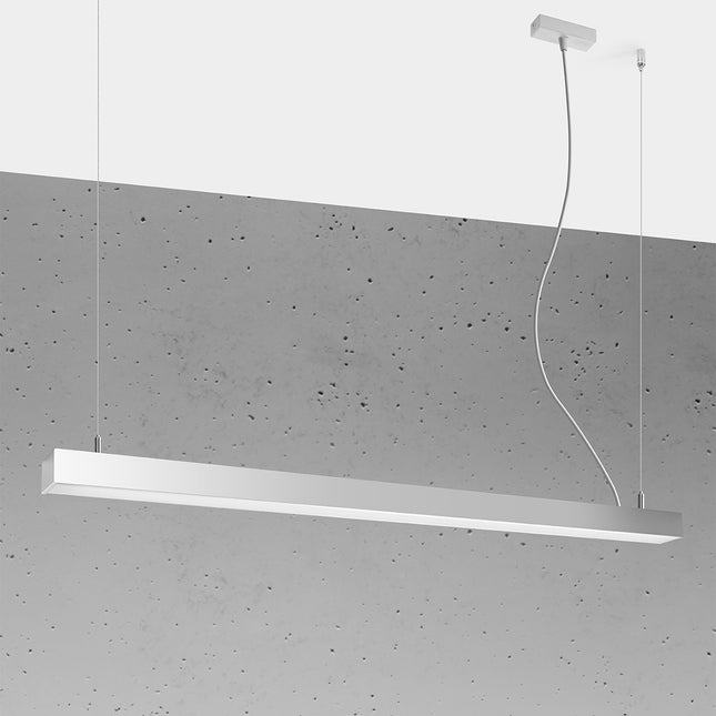 Suspension barre moderne LED grise 118 cm allumée, profil aluminium sur un mur de béton