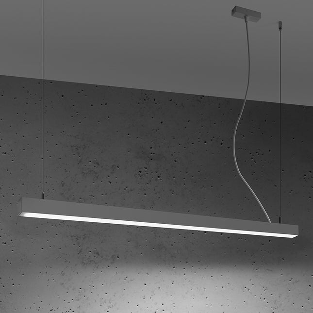 Suspension barre moderne LED grise 118 cm allumée de profil sur un mur de béton