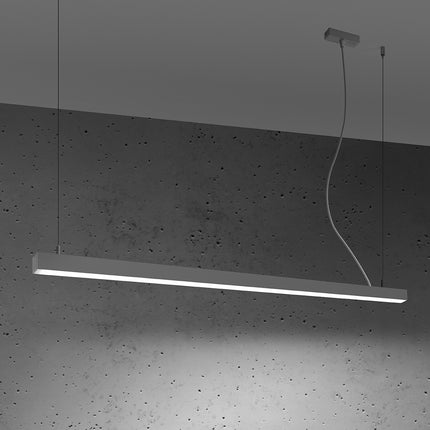 Suspension barre moderne LED grise 150 cm allumée de profil, câbles de suspension sur mur béton