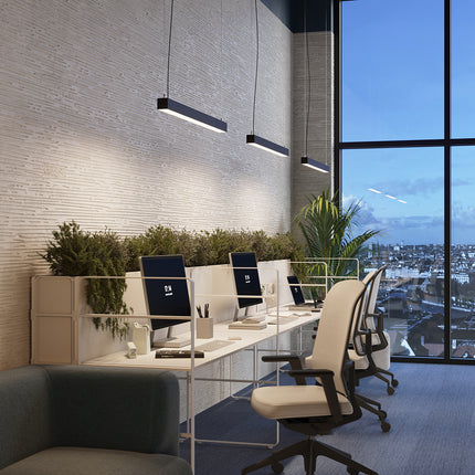 Suspensions barre moderne LED noires 150 cm au-dessus des bureaux d'un open space