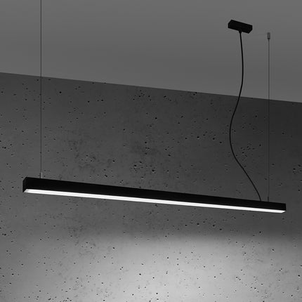 Suspension barre moderne LED noire 150 cm allumée de profil sur un mur de béton