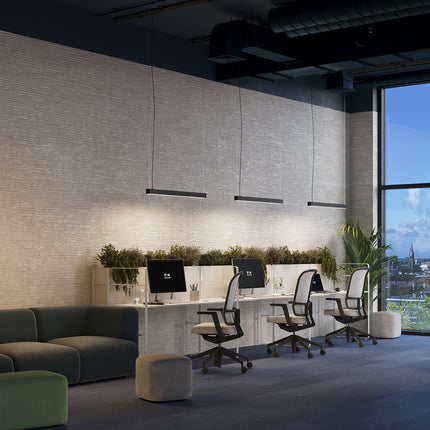 Suspensions barre moderne LED noires au-dessus de postes de travail dans un bureau