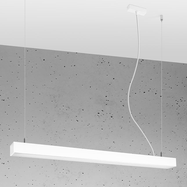 Suspension barre moderne LED blanche 90 cm allumée, profil aluminium sur un mur de béton