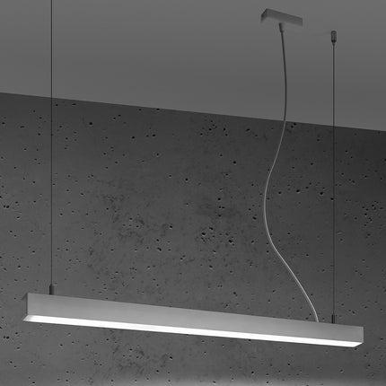 Suspension barre moderne LED blanche 90 cm allumée de profil sur un mur de béton