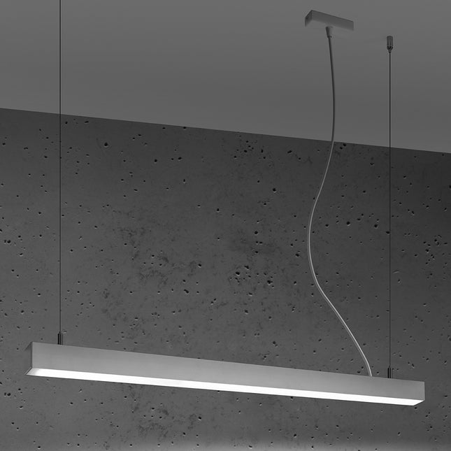 Suspension barre moderne LED blanche 90 cm allumée de profil sur un mur de béton