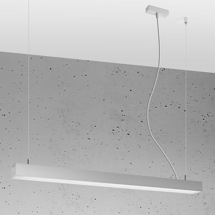 Suspension barre moderne LED grise 90 cm allumée, profil aluminium sur un mur de béton