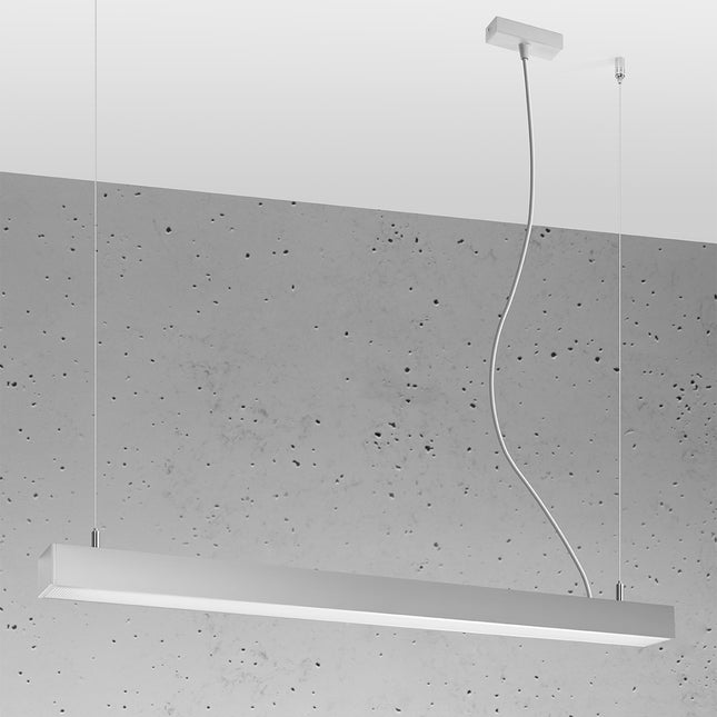 Suspension barre moderne LED grise 90 cm allumée, profil aluminium sur un mur de béton
