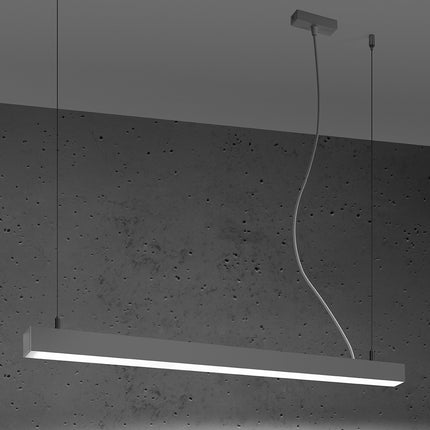 Suspension barre moderne LED grise 90 cm allumée de profil sur un mur de béton