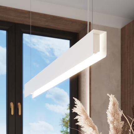 Suspension Barre Moderne blanche allumée diffusant une lumière blanc chaud près d'une fenêtre