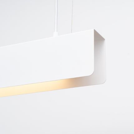 Détail de l'angle du profilé de la suspension Barre Moderne blanche