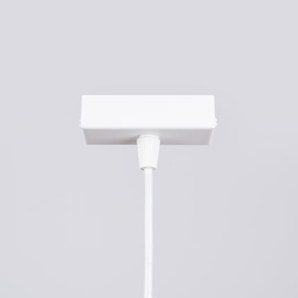 Détail du câble et de la fixation de la suspension Barre Moderne blanche