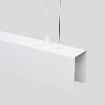 Détail de la face inférieure diffusante de la suspension Barre Moderne blanche