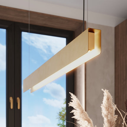 Suspension Barre Moderne dorée allumée diffusant une lumière blanc chaud près d'une fenêtre
