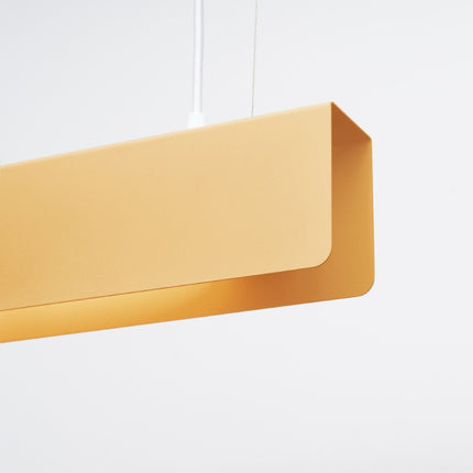 Détail de l'angle du profilé de la suspension Barre Moderne dorée