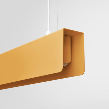 Détail du diffuseur lumineux de la suspension Barre Moderne dorée