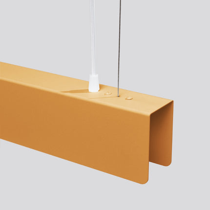Détail de la face inférieure diffusante de la suspension Barre Moderne dorée
