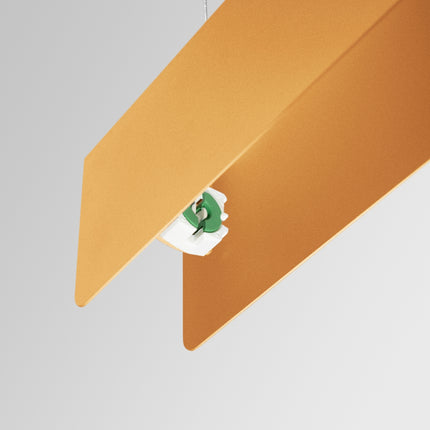 Détail de la finition dorée du profilé de la suspension Barre Moderne
