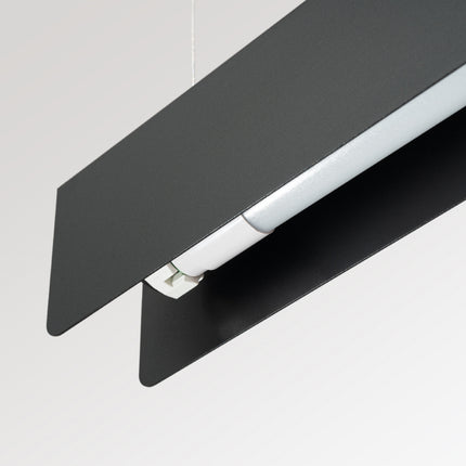 Détail du connecteur LED et du profilé en acier noir allumé