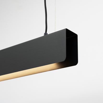 Détail du diffuseur lumineux allumé de la suspension barre moderne