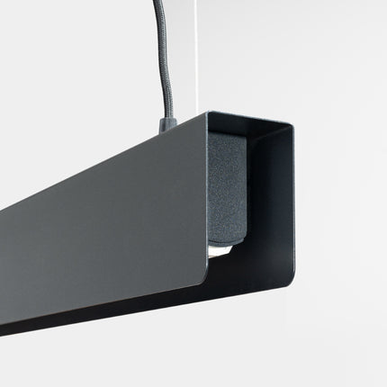 Détail de l'extrémité du profilé en acier noir de la suspension