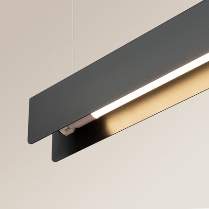 Gros plan sur la ligne LED diffusant une lumière blanc chaud