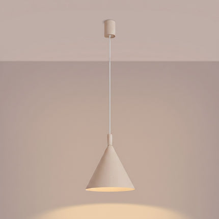 Suspension Bergen Cône 25 cm en Acier Beige, lumière allumée