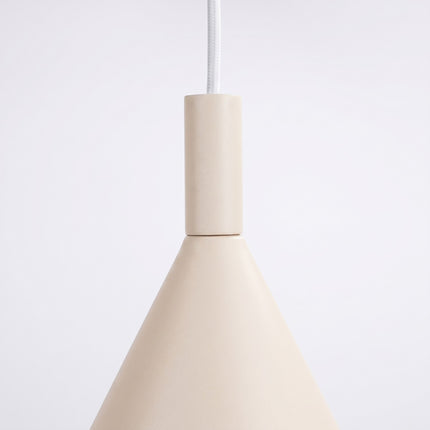 Suspension Bergen Cône 25 cm en Acier Beige, vue sur fond coloré