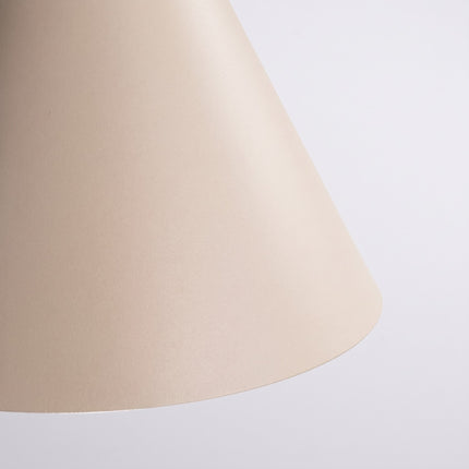 Suspension Bergen Cône 25 cm en Acier Beige, packshot de trois quarts