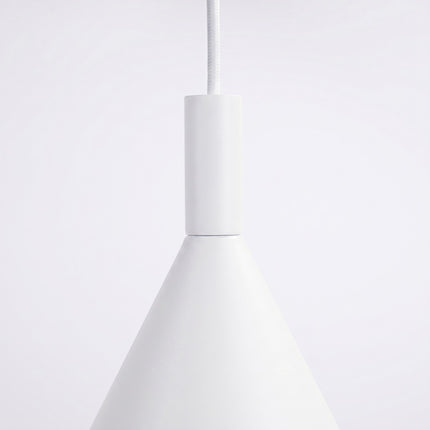 Suspension Bergen Cône 25 cm en Acier Blanche, vue sur fond coloré