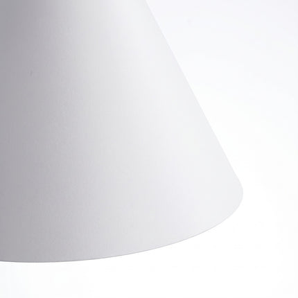 Suspension Bergen Cône 25 cm en Acier Blanche, packshot de trois quarts