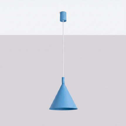 Suspension Bergen cône 25 cm bleu ciel, vue en situation sur fond clair