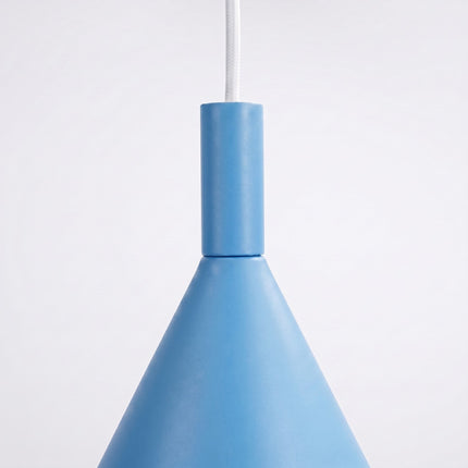 Suspension Bergen cône 25 cm bleu ciel sur fond coloré, vue de trois quarts
