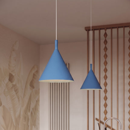 Suspension Bergen cône 25 cm bleu ciel dans un intérieur contemporain