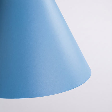 Suspension Bergen cône 25 cm bleu ciel, packshot de trois quarts