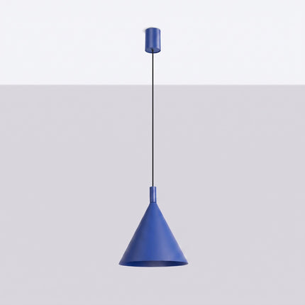 Suspension Bergen cône 25 cm bleu outremer, vue en situation sur fond clair